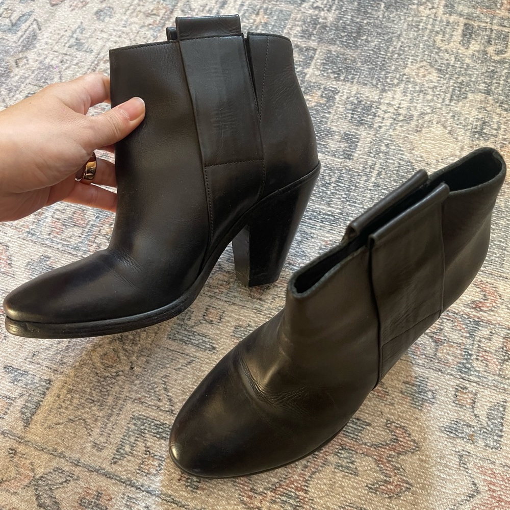 All saints chunky heel boot (black)